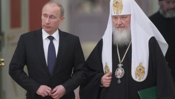 Să te rogi în public a devenit ilegal în Rusia. Putin tocmai a promulgat o lege care reglementează practicarea religiei