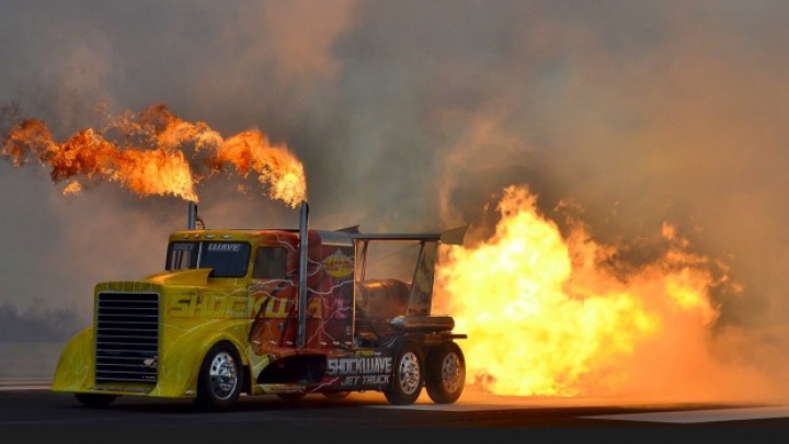 Cel mai puternic camion din lume se duelează cu un avion (VIDEO)