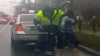 MOMENTUL în care un poliţist este luat la pumni de o femeie în plină stradă (VIDEO)