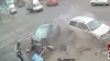 Scene incredibile surprinse în Rusia. Un pieton a fost la un pas de a fi lovit de două maşini (VIDEO)