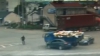 La un pas de moarte! Un bărbat cât pe ce să fie strivit de un camion şi o maşină (VIDEO)