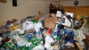 INCREDIBIL! Tone de gunoi au fost găsite într-un apartament din Capitală (VIDEO)