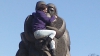 (VIDEO) Gest extrem! O femeie a încercat să se arunce de pe monumentul din fața Gării din Capitală