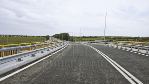 La un pas de TRAGEDIE! Un camion a ieşit pe contrasens şi era cât pe ce să lovească un autobuz (VIDEO)