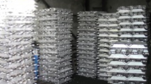 Topeau aluminiu în instalaţii artizanale. Poliţia a anihilat o firmă care colecta metale pentru le exporta ilegal (VIDEO)