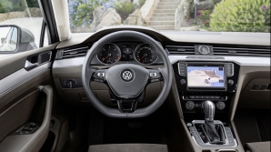 Viitoarele vehicule Volkswagen vor fi echipate cu volane touchpad-uri 