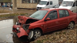 ACCIDENT GRAV  la Ungheni! Trei maşini s-au făcut zob din cauza unui şofer nedisciplinat (VIDEO)