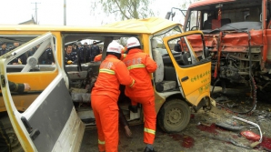 Tragedie în China: 11 copii au murit după ce microbuzul în care se aflau s-a lovit cu un camion