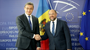 MOMENTUL ZILEI la Bruxelles! Iată ce dar i-a oferit Igor Corman lui Martin Schulz şi ce a primit în schimb (VIDEO)