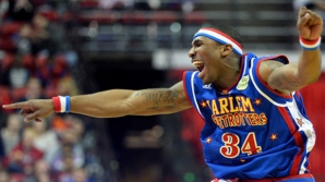 Un nou record în baschetul mondial! S-a reușit o aruncare cu spatele de la 25 de metri (VIDEO)