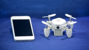 Zano, drona care încape în buzunar şi te urmăreşte în timpul oricărei activități