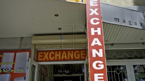 Leul continuă să piardă teren în faţa monedei unice europene. Dolarul a depăşit deja pragul psihologic de 15 lei