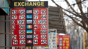 Leul moldovenesc îşi continuă declinul faţă de euro şi dolar