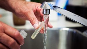 Alertă la Vulcăneşti! Specialiştii s-au îngrozit când au văzut ce curge din robinete (VIDEO)