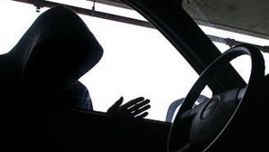 Un grup de hoţi a fost reţinut la Nisporeni. Cu ce se ocupau tinerii şi ce au descoperit poliţiştii în locuinţele lor