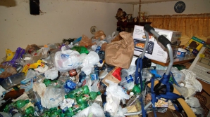 INCREDIBIL! Tone de gunoi au fost găsite într-un apartament din Capitală (VIDEO)