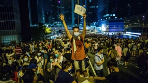 Noi violenţe la Hong Kong! Tineri protestatari au încercat să intre cu forţa în Legislativ