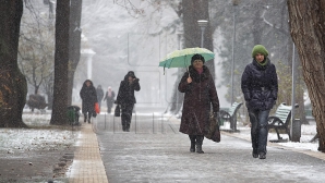 Lapoviţă şi ninsoare slabă, anunţă meteorologii. Câte grade vor indica termometrele în următoarele zile