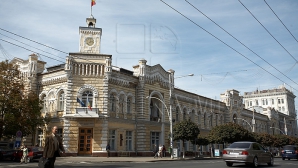 Protestatarii au stat şi noaptea trecută în sediul Primăriei. Unii analizau presa ca să vadă cine şi ce a scris despre ei