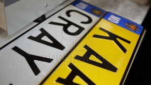 Un şofer din capitală sfidează legea. Ce ''detaliu'' a fost observat la plăcuța de înmatriculare a maşinii sale (VIDEO)