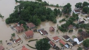 Inundaţii devastatoare în Albania: Trei oameni au fost luaţi de ape