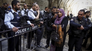 Noi violenţe la Ierusalim. Un şofer a intrat cu maşina în mulţime 