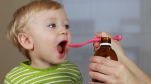 PERICOLUL din sirop. Un medicament pentru scăderea febrei la copii va dispărea din farmaciile ţării