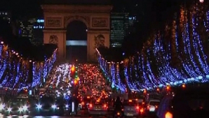 "E magnific!" La Paris au fost aprinse luminiţele de Crăciun