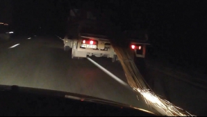 SCÂNTEI pe traseul Chişinău-Bălţi! Cum transportă un şofer câteva vergi metalice (VIDEO)