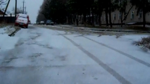 Zăpadă în nordul ţării! Imagini video cu fulgii care s-au aşternut peste oraşul Ocniţa 