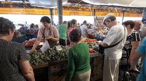 Controale cu amenzi la Piaţa Centrală! Comercianţii fără acte se plâng că penalizările le distrug profitul
