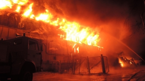 Incendiu puternic la Kiev: Circa 100 de pompieri au luptat cu flăcările timp de trei ore (VIDEO)