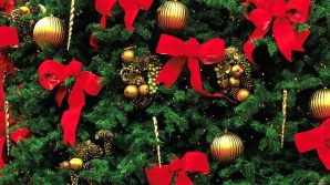 Începe febra sărbătorilor de iarnă! În vitrinele magazinelor au apărut brazi artificiali, obiecte decorative şi ghirlande