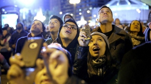 Renumitul acrobat Nik Wallenda uimeşte din nou. A mers pe o sârmă la mare înălţime, legat la ochi şi fără a fi asigurat