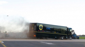 INCREDIBIL! Un camion cu remorcă a sărit peste un bolid de Formula 1 (VIDEO)