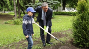 Înarmaţi cu hârleţe, şeful Legislativului şi alţi funcţionari din Parlament au participat la înverzirea plaiului (VIDEO) 
