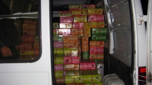 Contrabandă cu tutun pentru narghilele în proporţii uriaşe! Ce riscă doi bărbaţi, prinşi în flagrant (VIDEO)