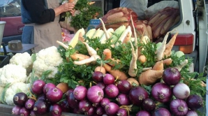 "Beau şi se ceartă!" Coşmarul oamenilor care îndură zgomotul vânzătorilor care vând marfa sub ferestrele locatarilor