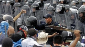 Violenţe la Hong Kong. Oamenii legii au reţinut mai mulţi protestatari 