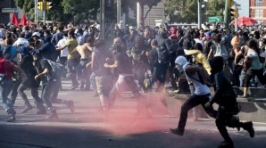 Violenţe de proporţii într-un orăşel din SUA. Protestatarii au vandalizat clădiri şi au dat foc la maşini