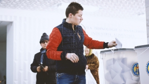 ''Am simţit că fac ceva foarte important''. Emoţiile tinerilor care au votat pentru prima dată