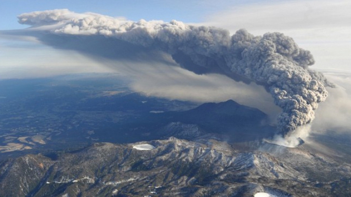 Zboruri anulate în Japonia. Erupţia bruscă a unui vulcan dă peste cap traficul aerian