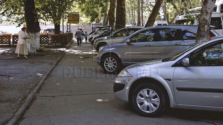 Indiferenţă TOTALĂ! Un şofer din Chişinău merită doar "cuvinte de laudă" după cum s-a parcat în faţa la ASEM (FOTO)