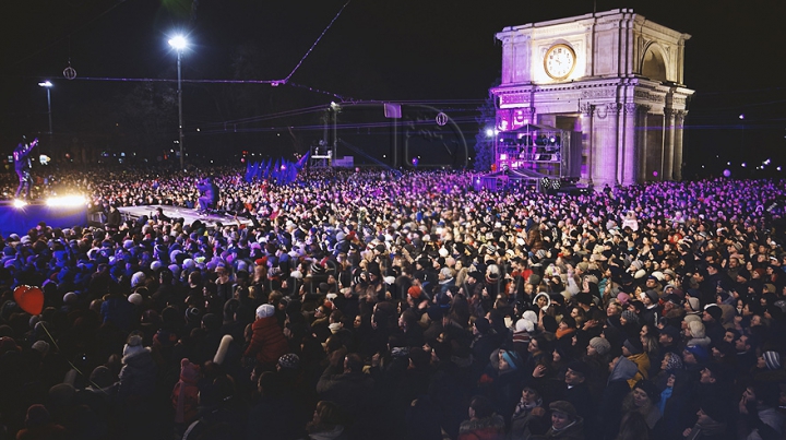 Spectacol de excepţie! GALERIE FOTO cu ploaia de stele din centrul capitalei