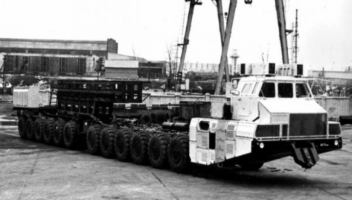 Are două motoare şi cară 360 de tone! Cum arată cel mai lung camion din lume (FOTO)