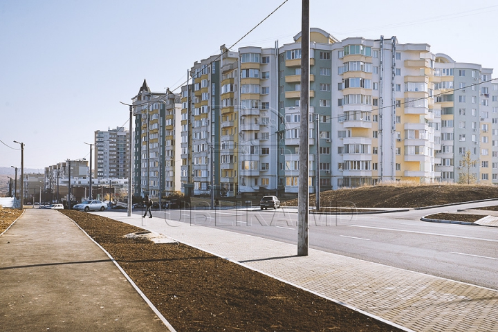 Patru benzi de circulaţie şi parcări pe ambele părţi. Aşa arată acum strada Ion Dumeniuc din capitală (GALERIE FOTO)