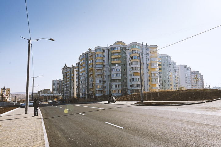 Patru benzi de circulaţie şi parcări pe ambele părţi. Aşa arată acum strada Ion Dumeniuc din capitală (GALERIE FOTO)