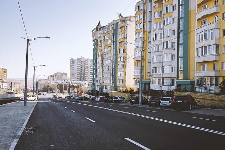 Patru benzi de circulaţie şi parcări pe ambele părţi. Aşa arată acum strada Ion Dumeniuc din capitală (GALERIE FOTO)