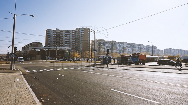 Patru benzi de circulaţie şi parcări pe ambele părţi. Aşa arată acum strada Ion Dumeniuc din capitală (GALERIE FOTO)