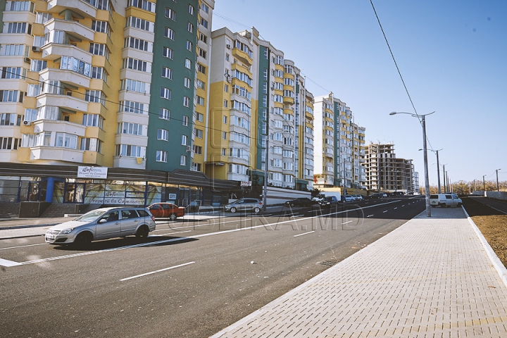 Patru benzi de circulaţie şi parcări pe ambele părţi. Aşa arată acum strada Ion Dumeniuc din capitală (GALERIE FOTO)